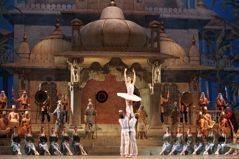 Увидеть трансляцию балета «Баядерка» на большом экране.jpg